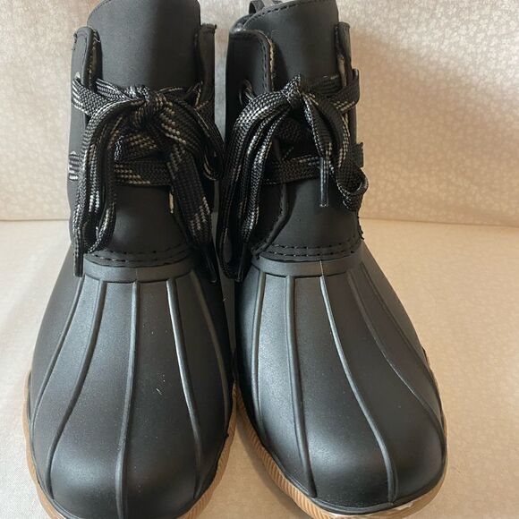 DEPT 222 Women’s Black Daisy Duck Boots - Picture 1 of 5